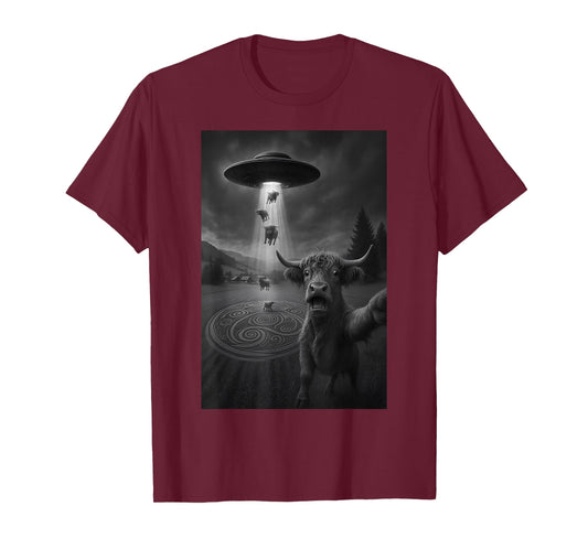 Highland Cow UFO Encounter UAP Alien Abduction Selfie Scene T-Shirt