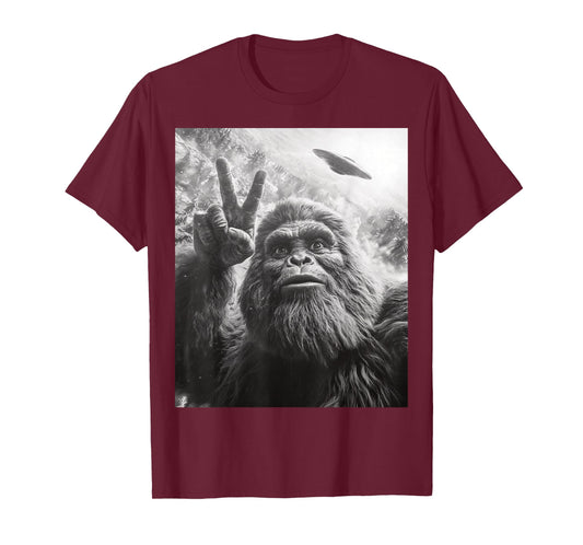 Funny Bigfoot Selfie Sasquatch UFO T-Shirt