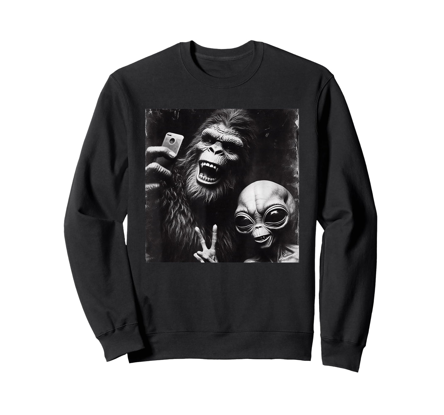 Retro Selfie Alien Bigfoot Funny Novelty Bigfoot Alien T-Shirt