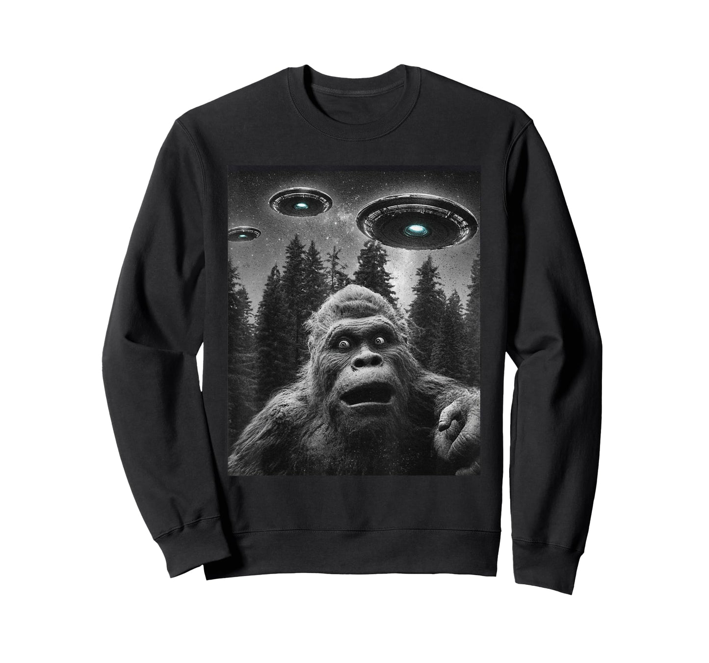 Funny Bigfoot Sasquatch shirt Selfie With Alien UFO For Men T-Shirt