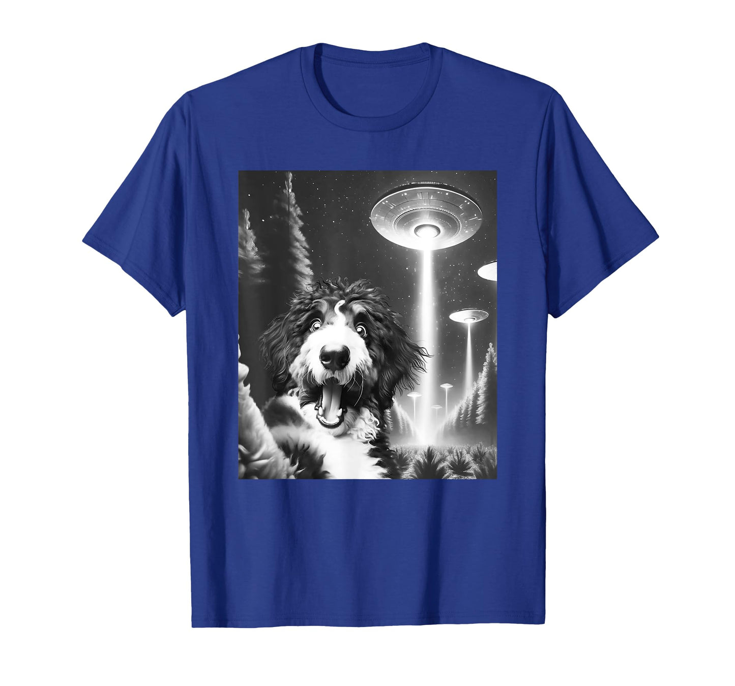 Funny Bernedoodle Alien UFO Taking a Selfie Dog Mom Dad Men Women Kids T-Shirt