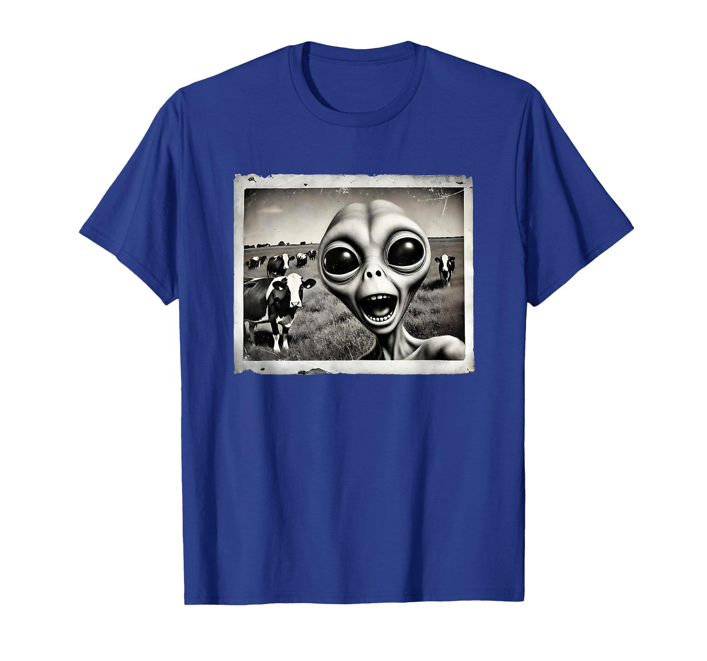 Funny Alien Selfie With Cows UFO Sci-Fi Humor T-Shirt