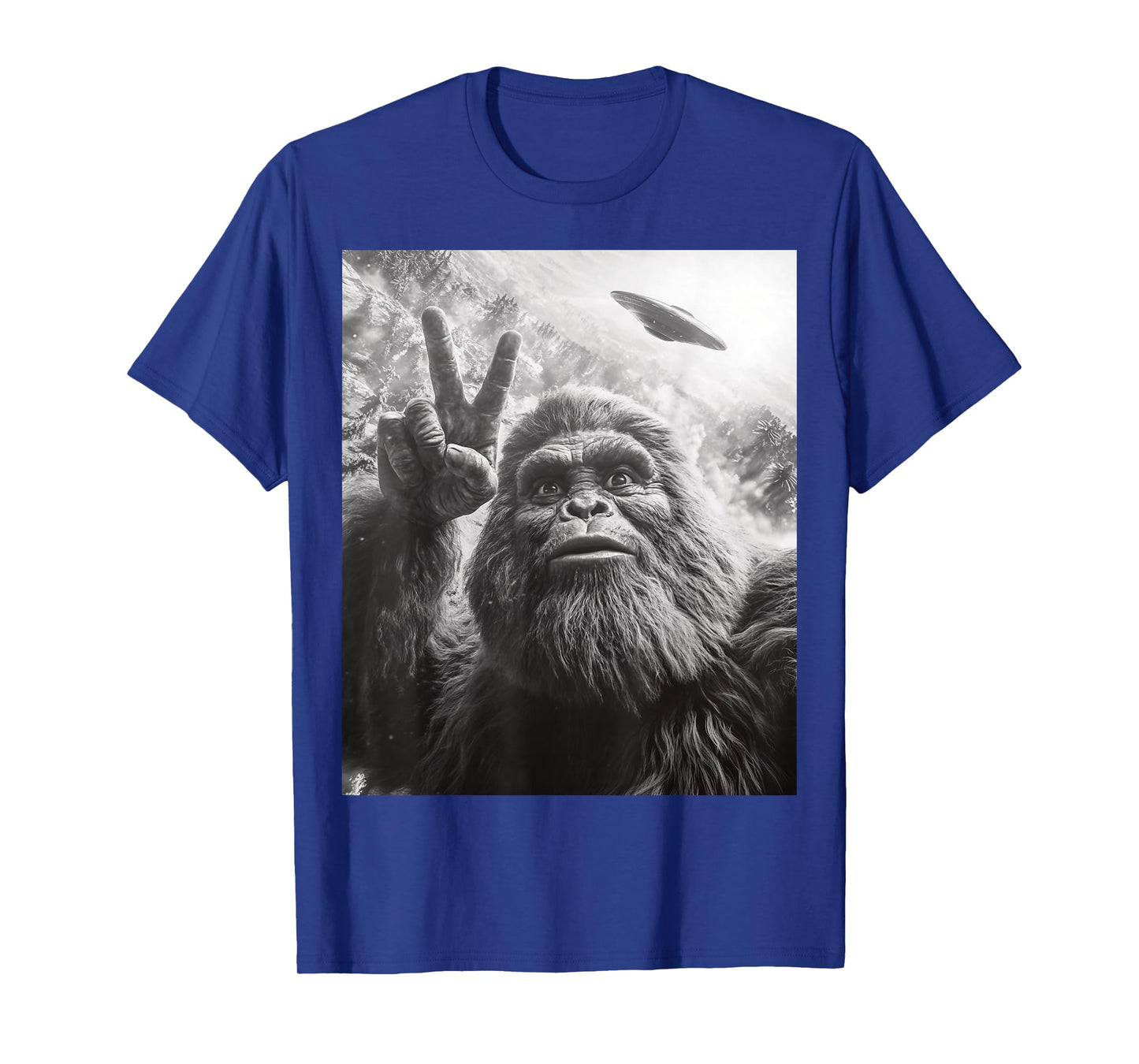 Funny Bigfoot Selfie Sasquatch UFO T-Shirt